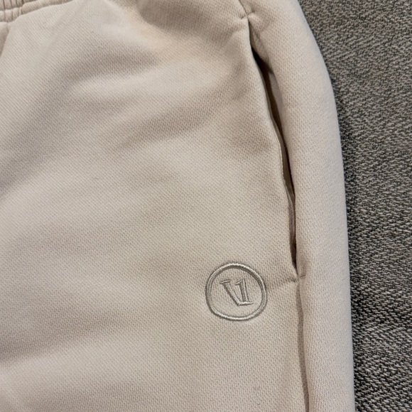 Vuori Women's Sedona Sweatpants in the Color Bone - Picture 2 of 5